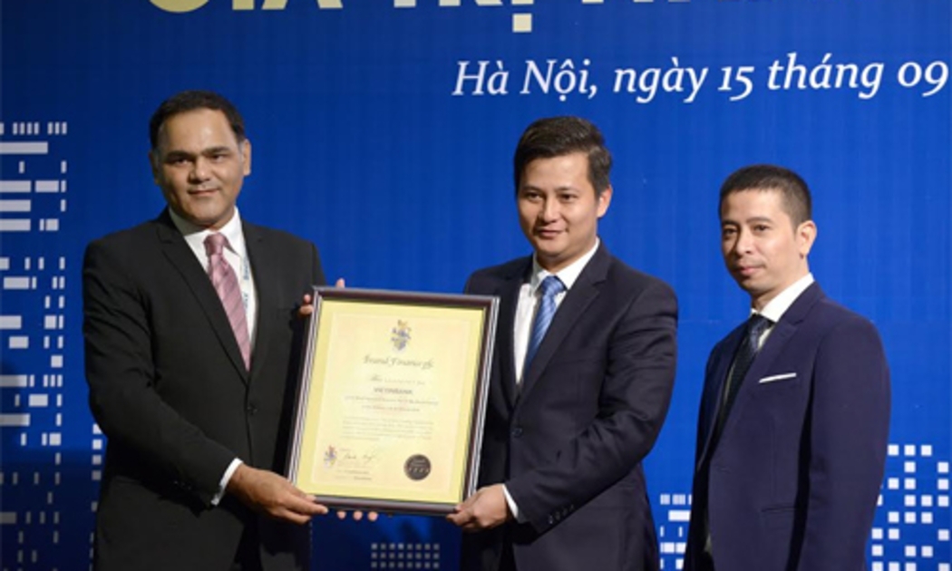 Phó Tổng Giám đốc VietinBank Trần Công Quỳnh Lân (đứng giữa) nhận giải thưởng thương hiệu tăng trưởng mạnh nhất trong Top 10 Thương hiệu giá trị nhất Việt Nam xét trên chỉ số sức mạnh thương hiệu.