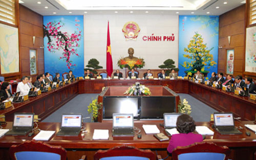 Thủ tướng yêu cầu Ngân hàng Nhà nước quyết liệt hơn nữa trong tái cơ cấu
 hệ thống ngân hàng, xử lý nợ xấu thông qua quỹ trích lập dự phòng rủi 
ro, cơ cấu lại nợ…; theo dõi sát, điều hành và kiểm soát chặt chẽ tỷ 
giá; hạ lãi suất cho vay, tạo điều kiện thuận lợi cho sản xuất kinh 
doanh… <i>Nguồn: VTV.</i><br>