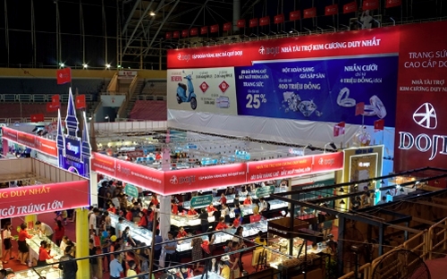 Tham gia hội chợ VIJF 5 năm liên tiếp với vai trò là nhà tài trợ lớn nhất, trang sức DOJI luôn tạo được những dấu ấn với quy mô đầu tư bài bản cả về chiều rộng và chiều sâu.