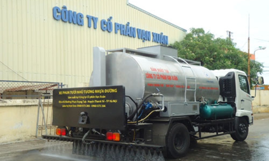 Xe phun tưới nhũ tương nhựa đường.