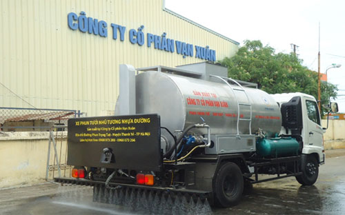 Xe phun tưới nhũ tương nhựa đường.