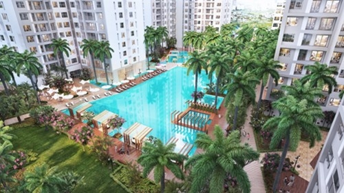 Hồ bơi 2.000 m2 giữa các khối tháp Sunrise Riverside.