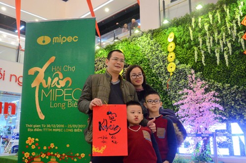 Trong thời gian diễn ra hội chợ xuân Mipec Long Biên, nhiều hoạt động 
vui chơi giàu tính truyền thống như Học viết câu đối đỏ, Ngày hội gói 
bánh chưng tết được tổ chức.