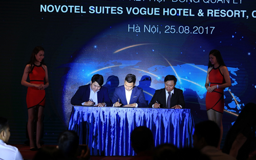 Ông Trần Long, chủ tịch Hội đồng Quản trị công ty Vogue Resort; Ông Nguyễn Quý Tuấn - Giám đốc phát triển Việt Nam của tập đoàn Accor; Ông Hồ Xuân Bình - Tổng giám đốc công ty Bảo Long Land cùng nhau ký kết hợp đồng quản lý.