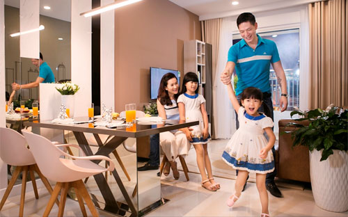 Gia đình MC – diễn viên Bình Minh vui vẻ trong lần đến tham quan, tìm hiểu dự án The Park Avenue.