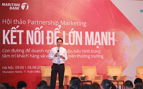 Ông Huỳnh Bửu Quang, Tổng giám đốc điều hành Maritime Bank chia sẻ cùng doanh nghiệp tại sự kiện “Kết nối để lớn mạnh”.