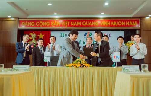 Lãnh đạo Công ty ETC kỹ kết thỏa thuận đầu tư vào Khu Phần mềm thuộc Khu Công nghệ cao Hòa Lạc.