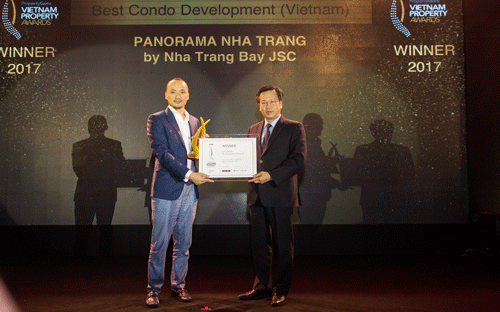 Đại diện Công ty cổ phần Đầu tư Xây dựng Vịnh Nha Trang nhận giải thưởng tại Vietnam Property Award diễn ra vào 2/6.