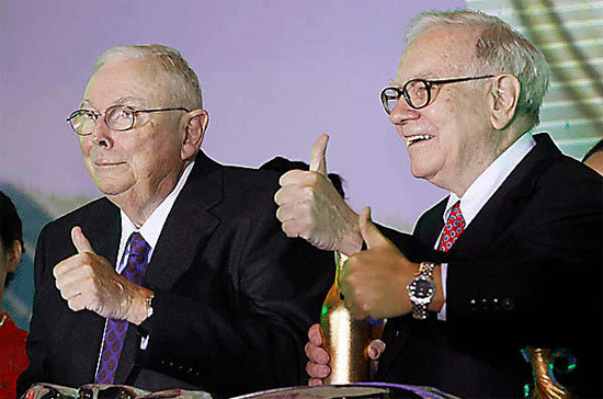 Tỷ phú Warren Buffett (phải) và Phó chủ tịch Charlie Munger của Berkshire Hathaway.