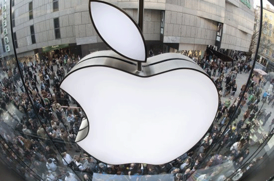 Apple hiện đạt mức giá trị vốn hóa thị trường 456 tỷ USD, cao hơn bất kỳ một công ty đại chúng nào trên thế giới, vượt xa hãng dầu lửa Exxon Mobil, đồng thời lớn hơn giá trị vốn hóa của cả Microsoft và Google cộng lại - Ảnh: AP.