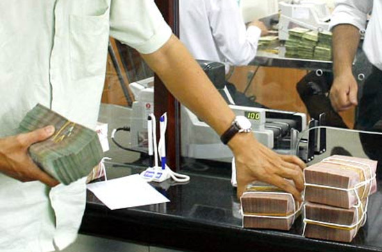 Theo ông Miyazaki, việc hạ trần lãi suất huy động tiền gửi VND về 13% từ mức 14% có thể gây thêm khó khăn cho các ngân hàng yếu.