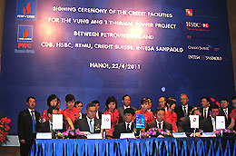 Lễ ký hợp đồng tín dụng giữa Petro Vietnam với 5 ngân hàng tài trợ.