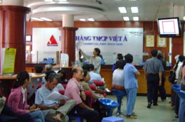 Khách hàng giao dịch tại VietABank.