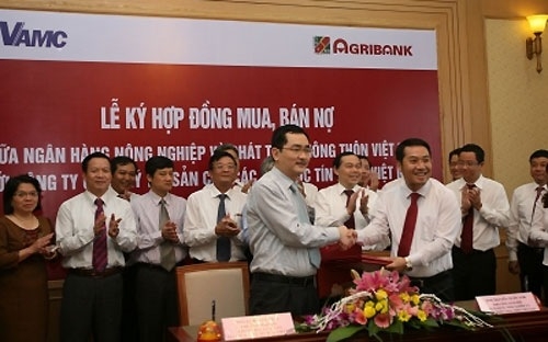 Agribank là ngân hàng đầu tiên ký hợp đồng bán lại nợ xấu cho VAMC.<br>