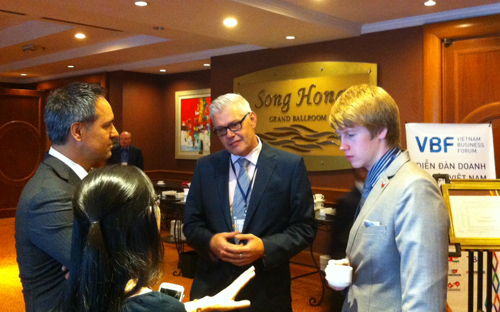 Các chuyên gia trong và ngoài nước đang trao đổi bên lề Diễn đàn Doanh nghiệp Việt Nam (VBF), sáng 3/12.<br>