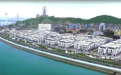 Với vị trí hiếm có “tựa sơn, hướng thủy”, nhìn thẳng ra vịnh Hạ Long, 
Vinhomes Dragon Bay là một khu đô thị theo phong cách chuẩn 5 sao của 
Vingroup.