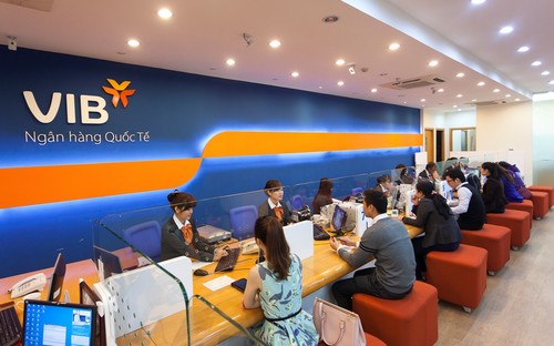 Khách hàng giao dịch tại VIB.<br>