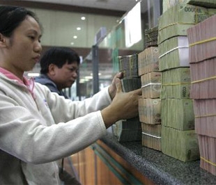 Xung quanh câu chuyện bỏ lãi suất huy động tuần, vẫn là câu hỏi bỏ ngỏ trong điều hành chính sách tiền tệ hiện nay.