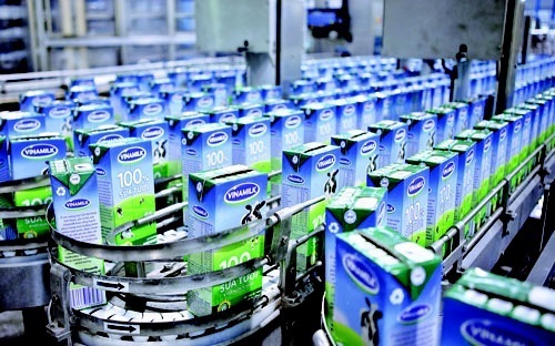 Năm 2015, doanh thu của Vinamilk đạt 40.233 tỷ đồng - tăng 14% so với năm 2014 và lợi nhuận sau thuế đạt 7.770 tỷ đồng - tăng 28% so với năm 2014.<br>