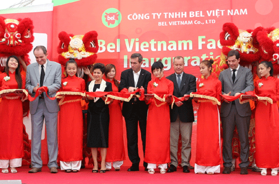 Lễ cắt băng khánh thành nhà máy Bel Việt Nam.  Động lực để tập đoàn Bel quyết định mở rộng "đế chế" phô mai của mình đến Việt Nam chính là mức tăng trưởng hai con số của thị trường này.