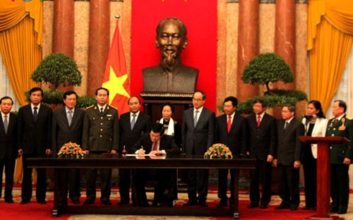 Chủ tịch nước ký Lệnh công bố Hiến pháp - Ảnh: VOV.