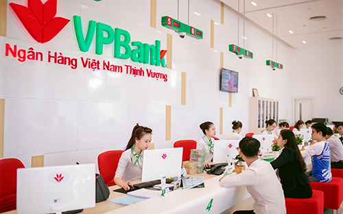 Khách hàng giao dịch tại VPBank.<br>