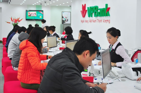 Tiết kiệm trực tuyến vừa tạo tiện ích cho người gửi tiền, vừa giảm chi phí huy động cho ngân hàng.