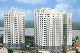 Công ty Cổ phần Vạn Phát Hưng (mã VPH-HOSE) chính thức công bố chào bán đợt 1 Khu dân cư Phú Thuận (La Casa) thuộc phường Phú Thuận, quận 7, Tp.HCM. Các cổ đông sở hữu từ 20.000 cổ phiếu của VPH, khi mua căn hộ La Casa sẽ được giảm giá 5%/tổng giá trị 1 sản phẩm (trong ảnh: một dự án đã triển khai của VPH).