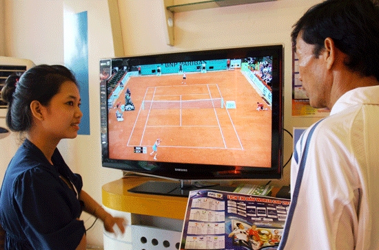 Khách hàng mua đầu thu VTC HD tại Trung tâm dịch vụ truyền hình số của VTC.