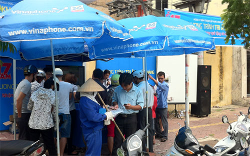 <span style="font-family: 'Times New Roman'; font-size: 15px;">Để đổi sang số điện thoại mới, khách hàng phải là thuê bao VinaPhone trả trước, đang hoạt động 2 chiều trong thời gian là ≤ 180 ngày tính từ ngày kích hoạt (thuê bao hoạt động >180 ngày tạm thời không được tham gia)...</span><div><br></div>