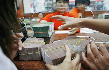 Không ít chuyên gia cho rằng, ngân hàng đẩy mạnh huy động vốn trong thời điểm hiện nay cũng có thể xem như động thái đón trước tình hình để “chạy trước” dự trữ thanh khoản.