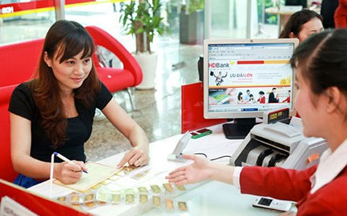 Ngân hàng ấn định và phải niêm yết công khai phí dịch vụ bảo quản vàng miếng.