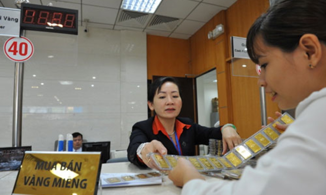 Sau khi khơi thông hoạt động đấu thầu ở phiên sáng nay, Ngân hàng Nhà nước tiếp tục tạo hiệu ứng tăng cung ra thị trường - Ảnh: Tuổi Trẻ.<br>