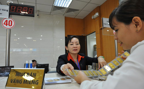 Sau khi khơi thông hoạt động đấu thầu ở phiên sáng nay, Ngân hàng Nhà nước tiếp tục tạo hiệu ứng tăng cung ra thị trường - Ảnh: Tuổi Trẻ.<br>