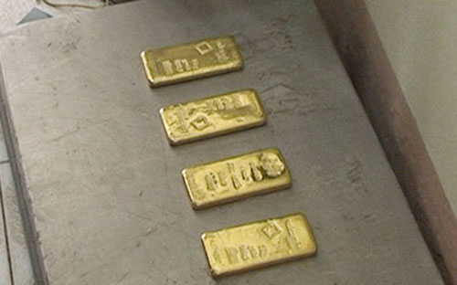 4 tấm vàng được lực lượng chức năng thu giữ - Ảnh: VOV.
