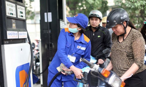 Giá xăng giảm 800 đồng/lít