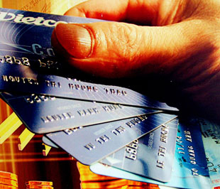 Năm 2008, doanh số sử dụng thẻ Connect 24 của Vietcombank đạt trên 66.000 tỷ đồng, tăng 40% so với năm 2007 - Ảnh: Việt Tuấn.