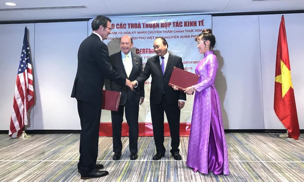 Vietjet ký hợp đồng dưới sự chứng kiến của Thủ tướng Nguyễn Xuân Phúc và Bộ trưởng Thương mại Mỹ.