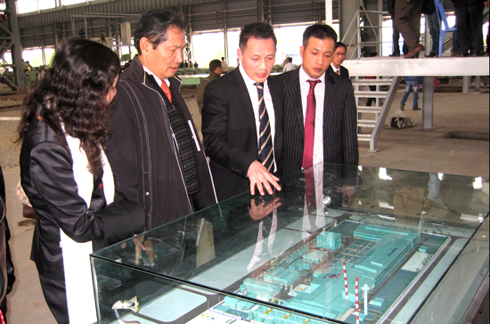 Chủ tịch Vinashin Phạm Thanh Bình (thứ hai từ trái sang) và Tổng giám đốc Thép Cửu Long - Vinashin (thứ ba từ trái sang) - Ảnh: Anh Quân.