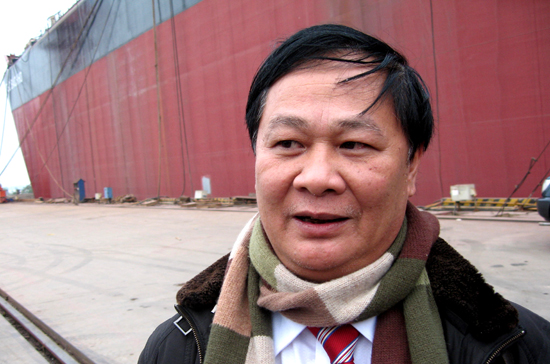 Ông Trần Quang Vũ trả lời báo chí ngày 16/1. Phía sau là kho nổi chứa dầu FSO5 - Ảnh: Anh Quân.