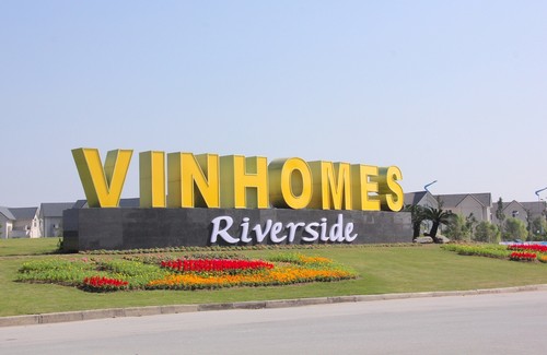 Khu đô thị sinh thái Vinhomes Riverside vừa được chính thức đối tên từ 
ngày 12/12/2013 trong chiến lược thống nhất tên gọi các dự án bất động 
sản nhà ở gắn với thương hiệu Vinhomes.