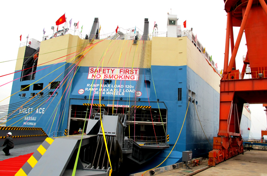 Tàu Violet Ace tại lễ bàn giao - Ảnh: Anh Quân.