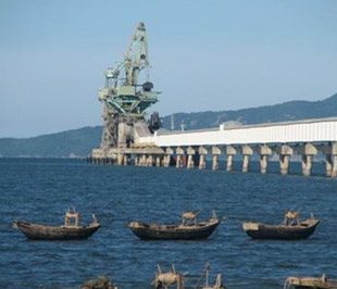 Một góc Cảng nước sâu Nghi Sơn - nằm trong Khu kinh tế Nghi Sơn, huyện Tĩnh Gia, tỉnh Thanh Hóa - Ảnh: TT.