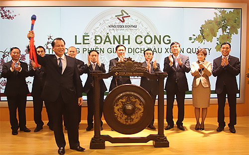 Phó thủ tướng Vũ Văn Ninh đánh cồng khai trương phiên giao dịch đầu xuân Quý Tỵ.