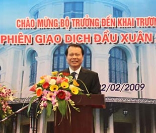 Tại sàn Hà Nội, phát biểu khai mạc phiên sáng nay, Bộ trưởng Bộ Tài chính Vũ Văn Ninh kêu gọi các thành viên thị trường, các nhà đầu tư nhìn dài hơn, xa hơn và đầu tư vào thị trường chứng khoán Việt Nam, cùng với nhận định sẽ có nhiều kết quả tốt đẹp trong tương lai.