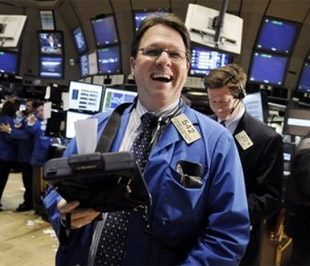 Chứng khoán Mỹ đã tăng điểm ngày thứ hai liên tiếp khi nhà đầu tư tăng mạnh mua cổ phiếu khối hàng tiêu dùng thực phẩm như Coca-Cola, McDonald's - Ảnh: AP.