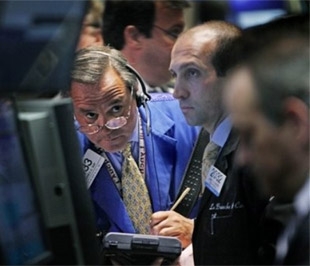 Dù không có thông tin vĩ mô hỗ trợ nhưng thị trường chứng khoán Mỹ lại đảo chiều lên điểm ấn tượng - Ảnh: AP.