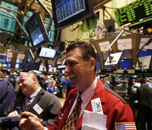 Bất chấp tỷ lệ thất nghiệp gia tăng kỷ lục, cổ phiếu khối ngân hàng vẫn tăng gần 12% nên đã giúp Phố Wall tiếp tục khởi sắc - Ảnh: AFP.