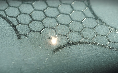 Máy in 3D này được phát triển bởi công ty GE Additive thuộc Tập đoàn General Electric. Chiếc máy được dùng để chế tạo các bộ phận của máy bay hoặc trong sản xuất ôtô, công nghiệp điện, dầu mỏ và khí gas - Nguồn: Tech In Asia.<br>