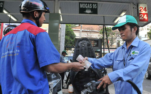 Bộ Tài chính đã có nhiều lần yêu cầu các doanh nghiệp đầu mối 
giữ nguyên giá bán, cùng với các biện pháp điều chỉnh quỹ bình ổn linh 
hoạt theo các thời điểm.